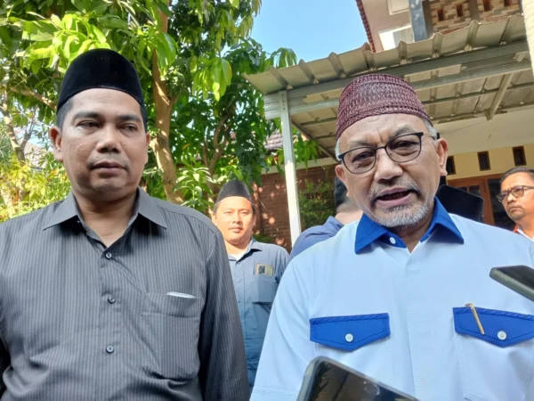 FOTO : SAMSUL HUDA/RADAR CIREBON  KUNJUNGAN. Calon Gubernur Jawa Barat, Ahmad Syaikhu saat berkunjung ke salah satu pondok pesantren di Ciwaringin, Kamis (24/10).