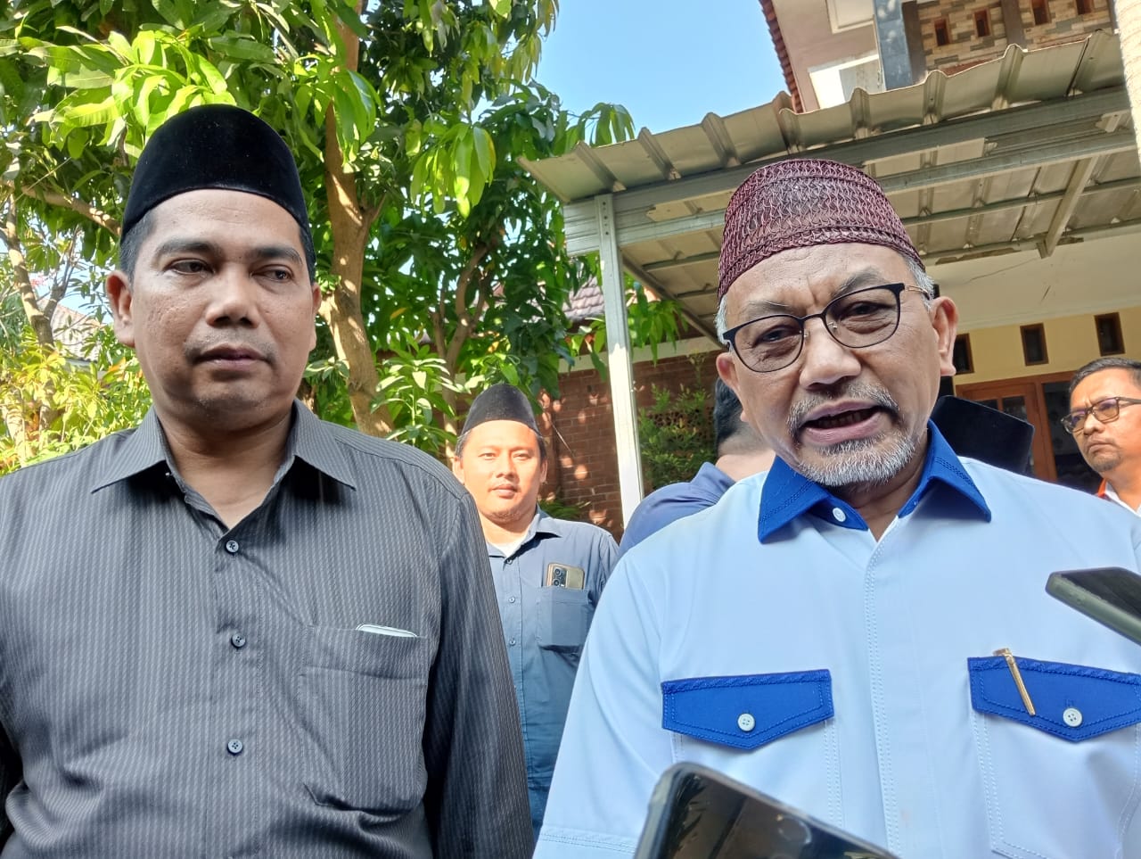 FOTO : SAMSUL HUDA/RADAR CIREBON  KUNJUNGAN. Calon Gubernur Jawa Barat, Ahmad Syaikhu saat berkunjung ke salah satu pondok pesantren di Ciwaringin, Kamis (24/10).