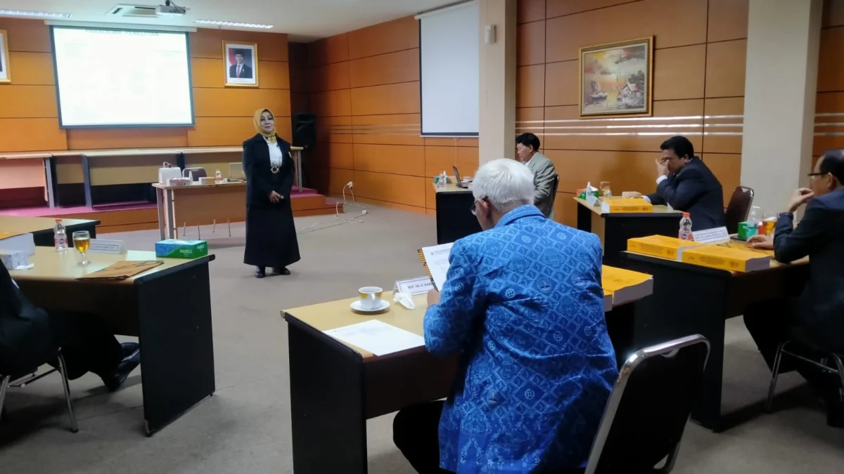 Calon Bupati Sumedang Nomor Urut 1, Eni Sumarni (berdiri) saat melaksanakan ujian disertasi Program Doktor Ilmu Manajemen. (Jabar Ekspres)