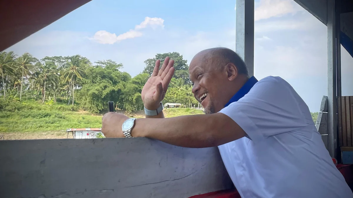 Calon Wakil Gubernur Jabar, Ilham Habibie saat menikmati naik perahu di waduk Saguling, Kecamatan Cihampelas, Bandung Barat. Sabtu (26/10). Dok Jabar Ekspres