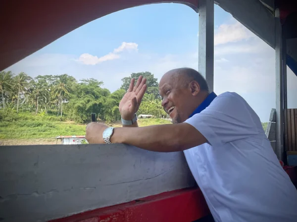 Calon Wakil Gubernur Jabar, Ilham Habibie saat menikmati naik perahu di waduk Saguling, Kecamatan Cihampelas, Bandung Barat. Sabtu (26/10). Dok Jabar Ekspres