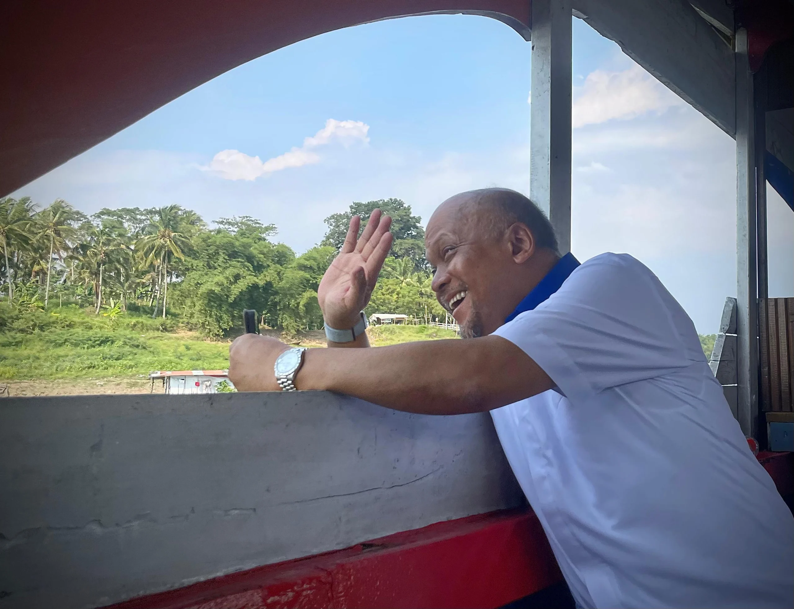 Calon Wakil Gubernur Jabar, Ilham Habibie saat menikmati naik perahu di waduk Saguling, Kecamatan Cihampelas, Bandung Barat. Sabtu (26/10). Dok Jabar Ekspres