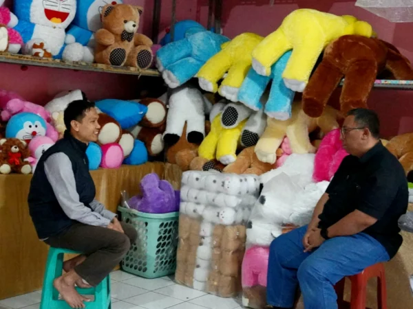 Cawalkot Haru Suandharu saat berdialog dengan produsen boneka di Babakan Caringin, Sabtu (26/10)