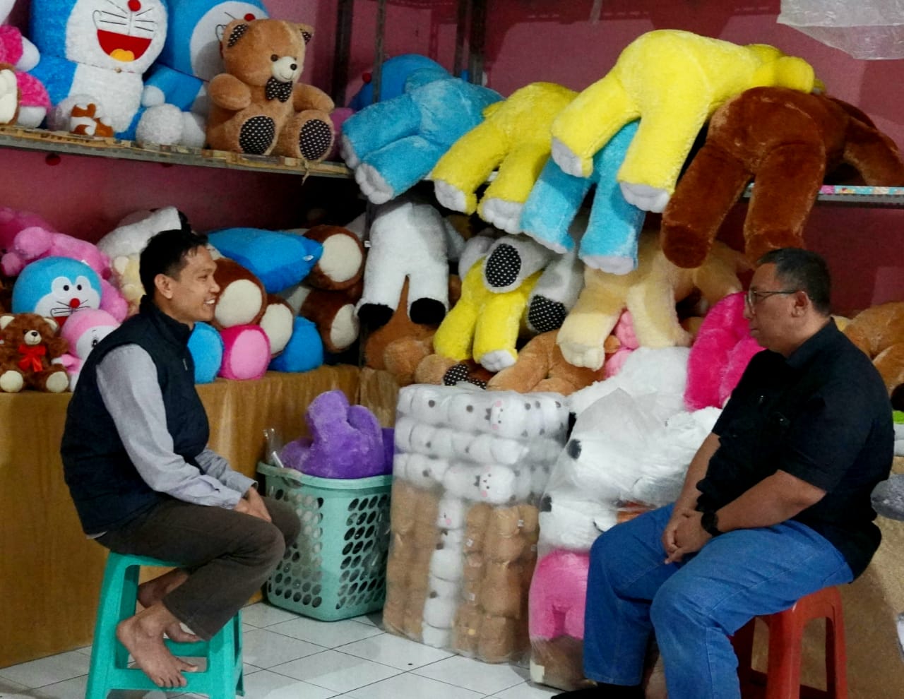 Cawalkot Haru Suandharu saat berdialog dengan produsen boneka di Babakan Caringin, Sabtu (26/10)