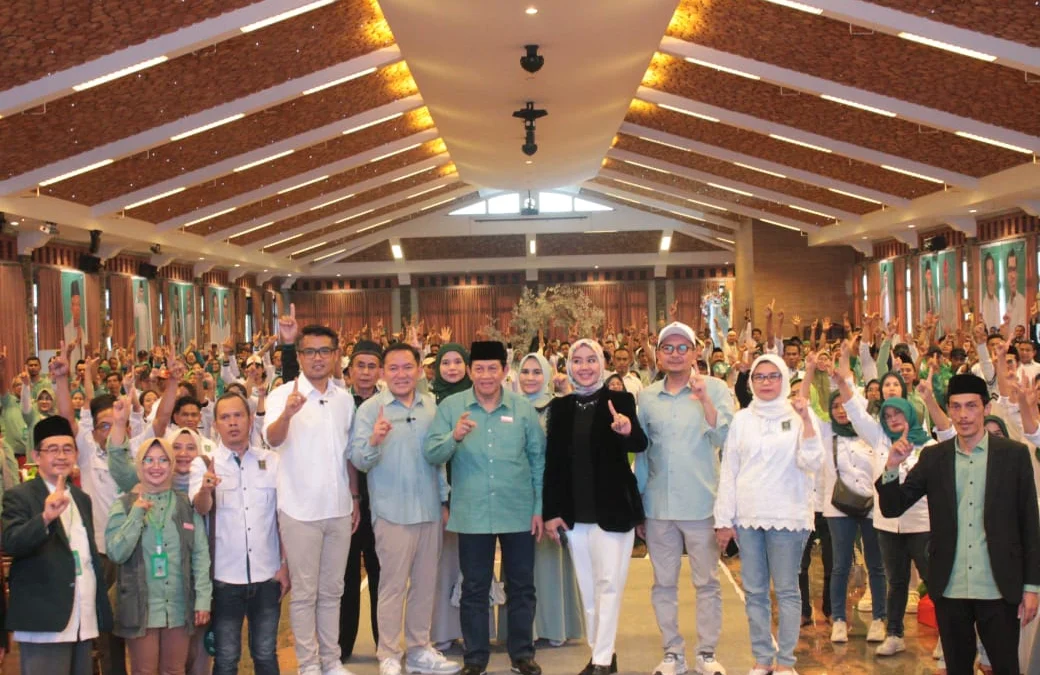 Pasangan Cagub dan Cawagub Jabar, Nomor Urut 1, Acep Adang Ruhiyat dan Gita KDI saat melakukan konsolidasi di Kota Bogor, Sabtu (26/10). (Yudha Prananda / Jabar Ekspres)