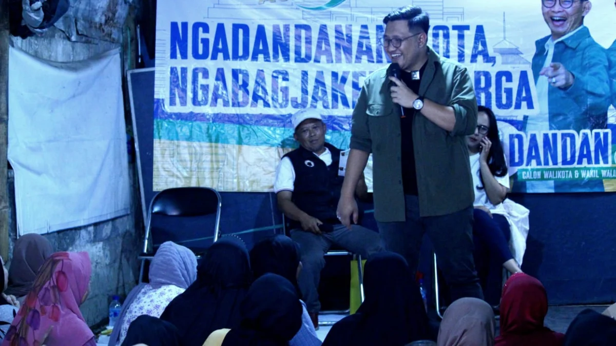 Calon Wakil Wali Kota Bandung Arif Wijaya saat berdialog dengan warga RW 03, Binong Jati, Kota Bandung, Minggu (27/10).