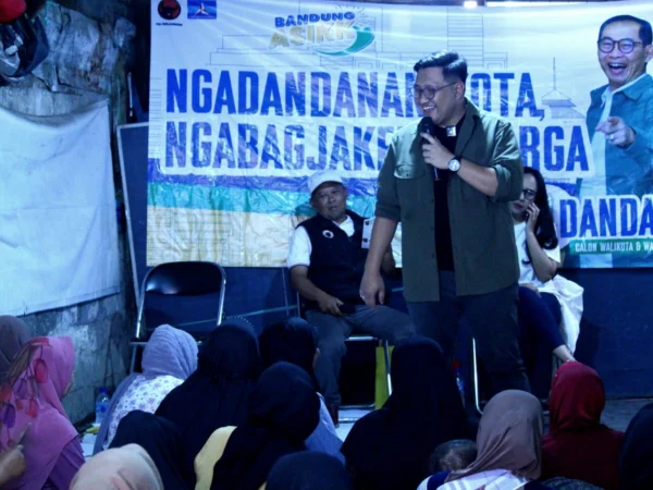 Calon Wakil Wali Kota Bandung Arif Wijaya saat berdialog dengan warga RW 03, Binong Jati, Kota Bandung, Minggu (27/10).