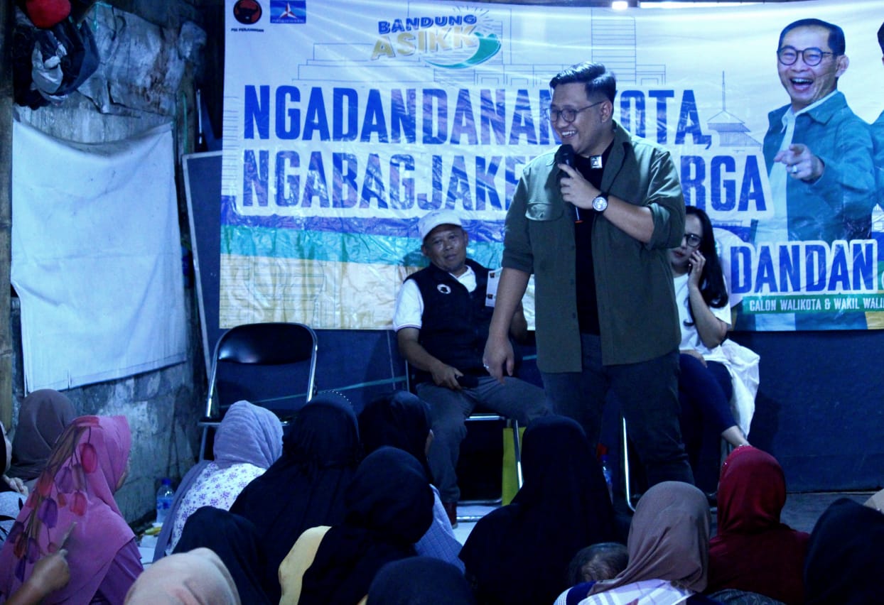 Calon Wakil Wali Kota Bandung Arif Wijaya saat berdialog dengan warga RW 03, Binong Jati, Kota Bandung, Minggu (27/10).