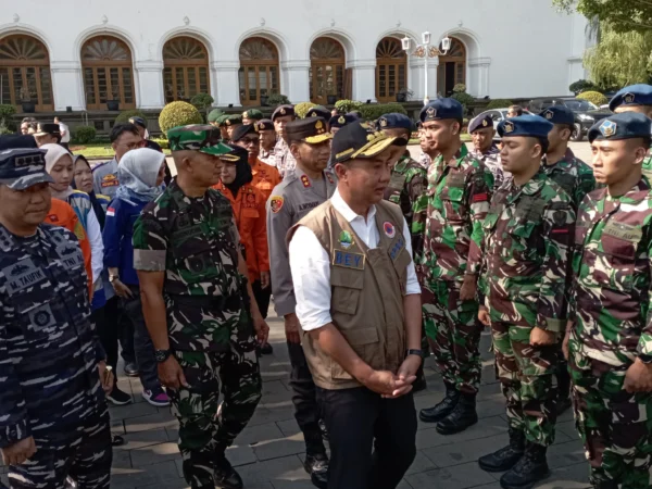 Dok. Pj Gubernur Jabar, Bey Machmudin saat cek kesiapan petugas dalam menghadapi ancaman bencana hidrometeorologi. Rabu (30/10). (Sandi Nugraha/Jabar Ekspres)