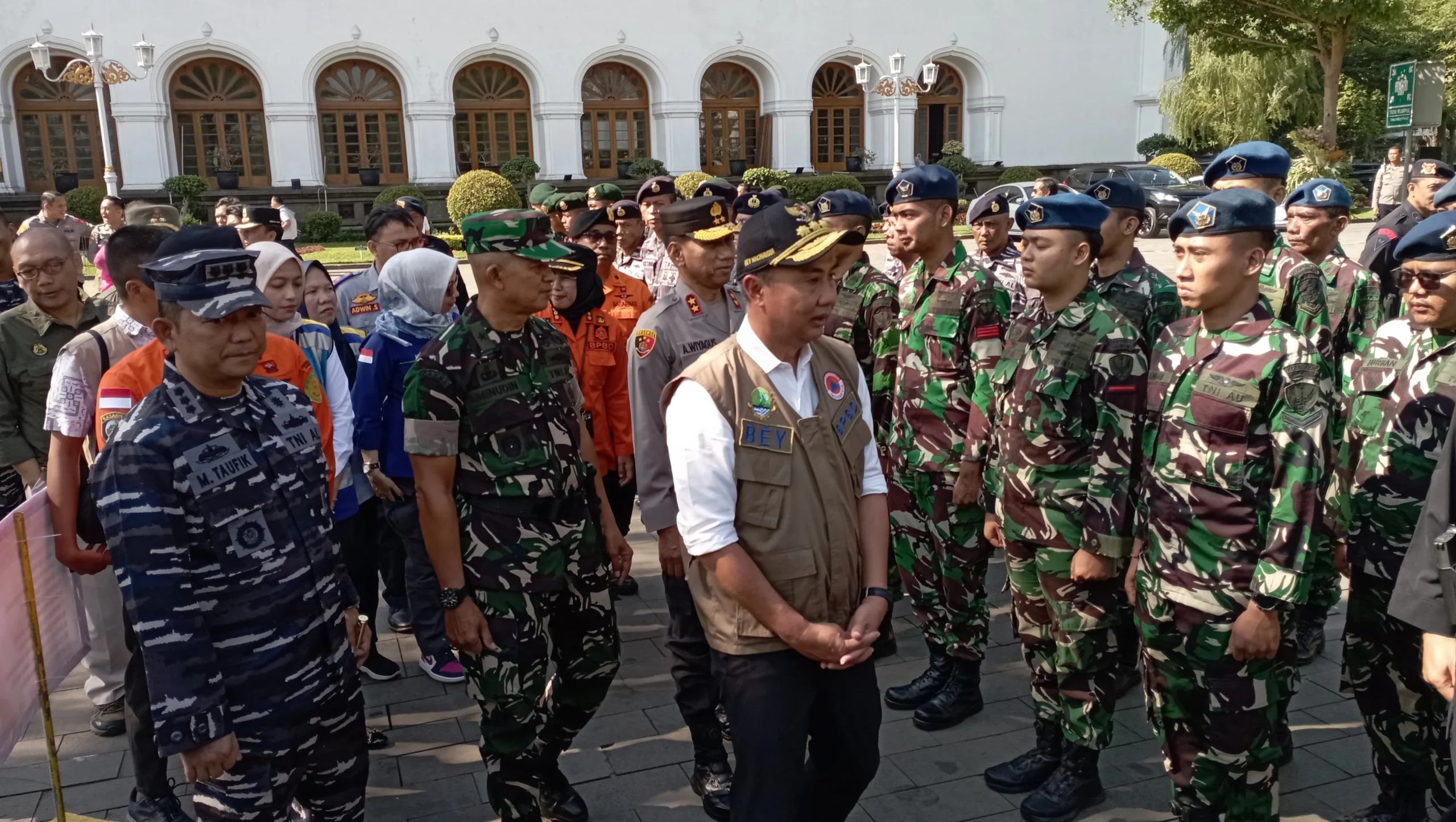 Dok. Pj Gubernur Jabar, Bey Machmudin saat cek kesiapan petugas dalam menghadapi ancaman bencana hidrometeorologi. Rabu (30/10). (Sandi Nugraha/Jabar Ekspres)