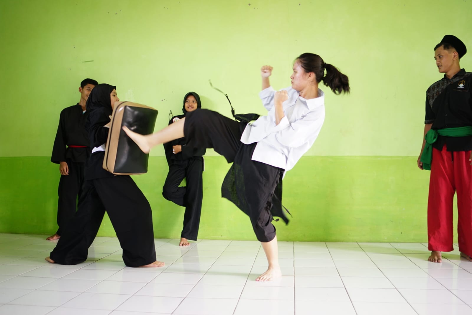 Siswa SMA Katolik Santo Yakobus Jakarta mengikuti latihan pencak silat di Pesantren Miftahul Ulum Bangunsirna, Ciamis Jawa Barat. (Istimewa)