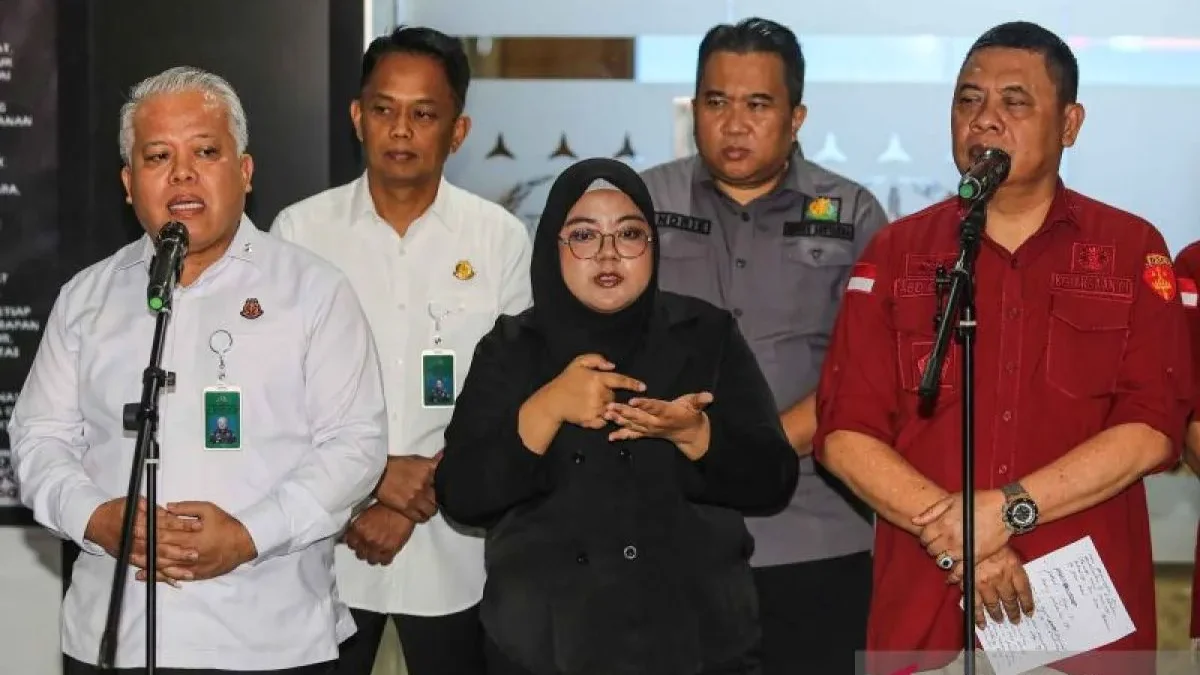 Direktur Penyidikan Jaksa Agung Muda Tindak Pidana Khusus (Jampidsus) Abdul Qohar (kanan), bersama Kepala Pusat Penerangan Hukum (Kapuspenkum) Kejagung Harli Siregar (kiri) saat memeberikan keterangan dalam konferensi pers terkait OTT PN Surabaya di Kejaksaan Agung, Jakarta, Rabu (23/10). (Antara)