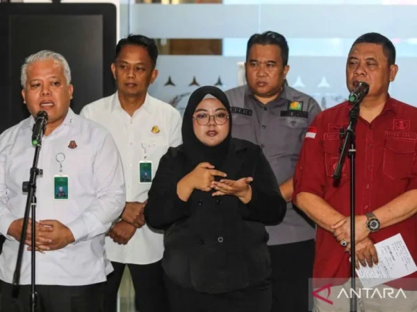 Direktur Penyidikan Jaksa Agung Muda Tindak Pidana Khusus (Jampidsus) Abdul Qohar (kanan), bersama Kepala Pusat Penerangan Hukum (Kapuspenkum) Kejagung Harli Siregar (kiri) saat memeberikan keterangan dalam konferensi pers terkait OTT PN Surabaya di Kejaksaan Agung, Jakarta, Rabu (23/10). (Antara)