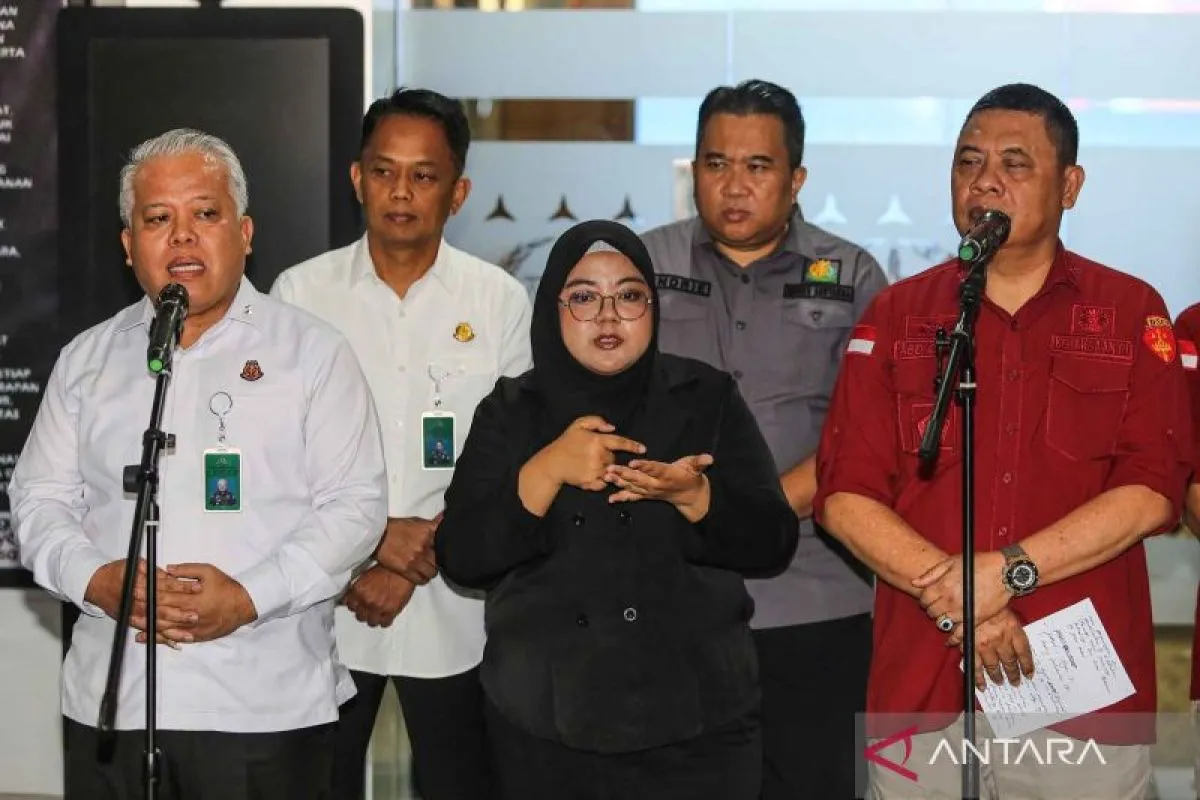 Direktur Penyidikan Jaksa Agung Muda Tindak Pidana Khusus (Jampidsus) Abdul Qohar (kanan), bersama Kepala Pusat Penerangan Hukum (Kapuspenkum) Kejagung Harli Siregar (kiri) saat memeberikan keterangan dalam konferensi pers terkait OTT PN Surabaya di Kejaksaan Agung, Jakarta, Rabu (23/10). (Antara)