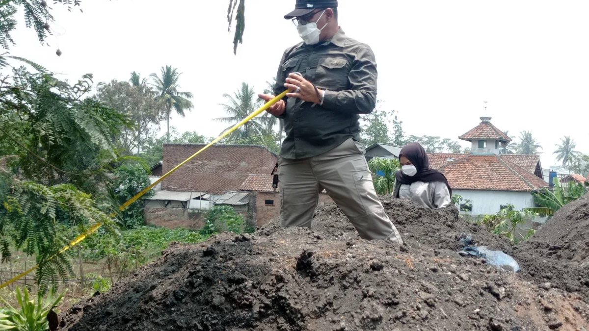 Limbah Batu bara ditemukan warga di Jalan Irigasi, Desa Cihampelas, pada Senin (21102024) akhirnya dapat respon dari DLH Bandung Barat.