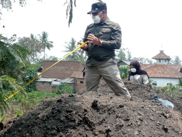 Limbah Batu bara ditemukan warga di Jalan Irigasi, Desa Cihampelas, pada Senin (21102024) akhirnya dapat respon dari DLH Bandung Barat.