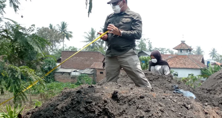 Limbah Batu bara ditemukan warga di Jalan Irigasi, Desa Cihampelas, pada Senin (21102024) akhirnya dapat respon dari DLH Bandung Barat.