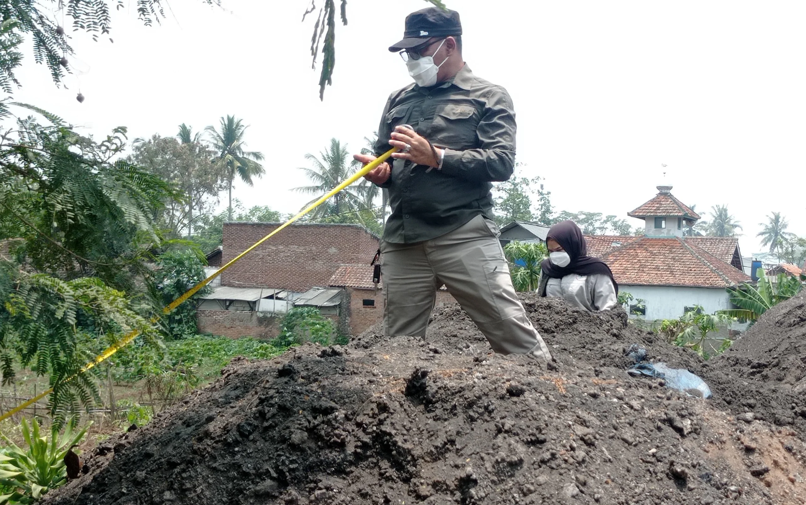 Limbah Batu bara ditemukan warga di Jalan Irigasi, Desa Cihampelas, pada Senin (21102024) akhirnya dapat respon dari DLH Bandung Barat.