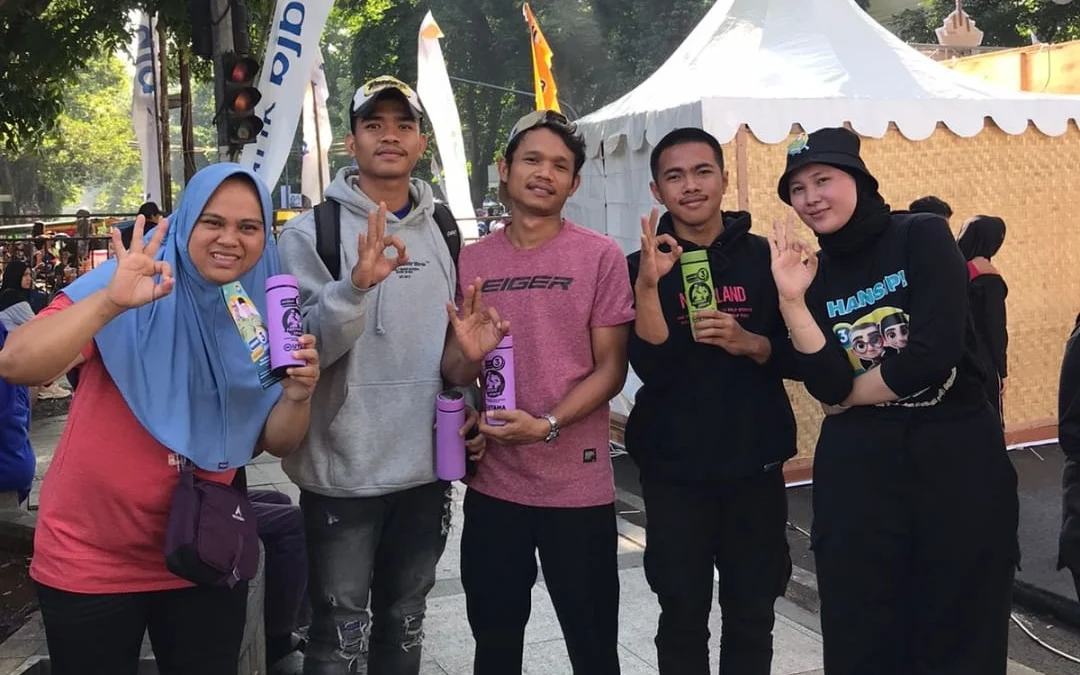 Istri Calon Wakil Wali Kota Bandung nomor urut 3, Fitriana Dewi bersama masyarakat.