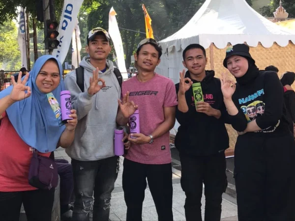 Istri Calon Wakil Wali Kota Bandung nomor urut 3, Fitriana Dewi bersama masyarakat.