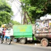 DARURAT SAMPAH: Pemprov Jabar bakal evaluasi kinerja Pemkot Bnadung lantaran dinilai tak berhasil dalam upaya mengorangi ritase sampah yang dikirim ke TPAS Sarimukti. (DOK/JABAR EKSPRES)