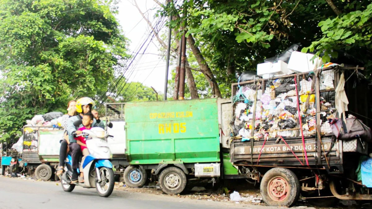 DARURAT SAMPAH: Pemprov Jabar bakal evaluasi kinerja Pemkot Bnadung lantaran dinilai tak berhasil dalam upaya mengorangi ritase sampah yang dikirim ke TPAS Sarimukti. (DOK/JABAR EKSPRES)