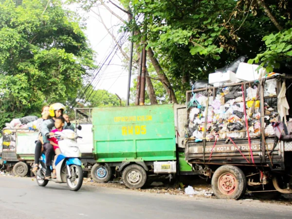 DARURAT SAMPAH: Pemprov Jabar bakal evaluasi kinerja Pemkot Bnadung lantaran dinilai tak berhasil dalam upaya mengorangi ritase sampah yang dikirim ke TPAS Sarimukti. (DOK/JABAR EKSPRES)