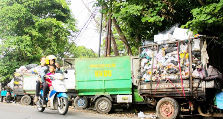 DARURAT SAMPAH: Pemprov Jabar bakal evaluasi kinerja Pemkot Bnadung lantaran dinilai tak berhasil dalam upaya mengorangi ritase sampah yang dikirim ke TPAS Sarimukti. (DOK/JABAR EKSPRES)