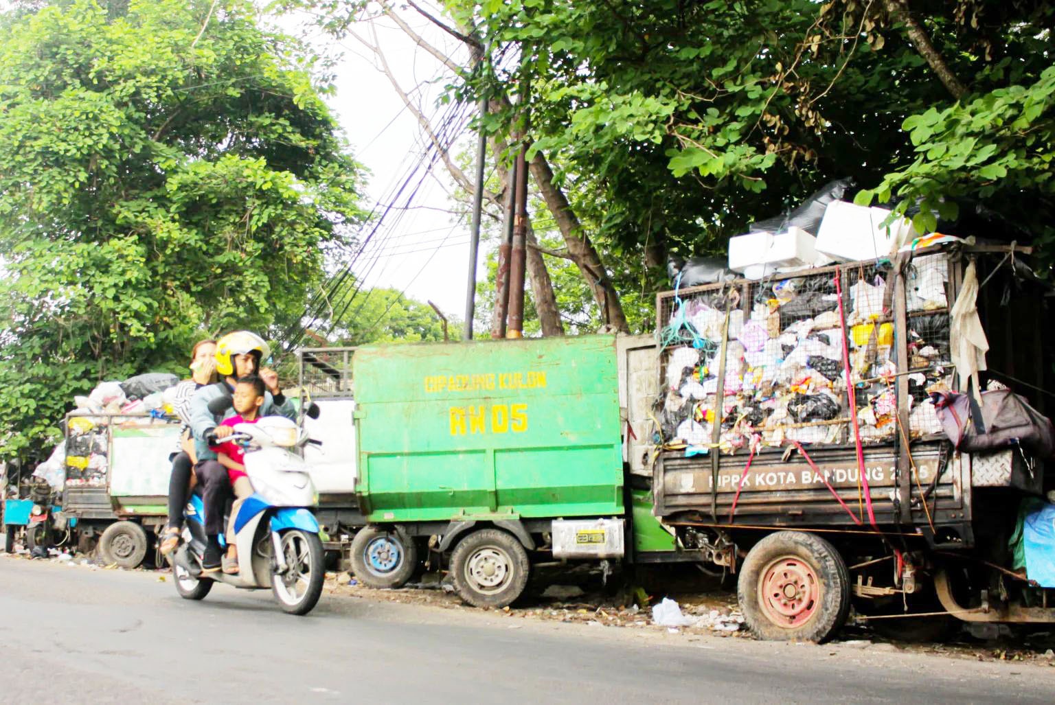 DARURAT SAMPAH: Pemprov Jabar bakal evaluasi kinerja Pemkot Bnadung lantaran dinilai tak berhasil dalam upaya mengorangi ritase sampah yang dikirim ke TPAS Sarimukti. (DOK/JABAR EKSPRES)