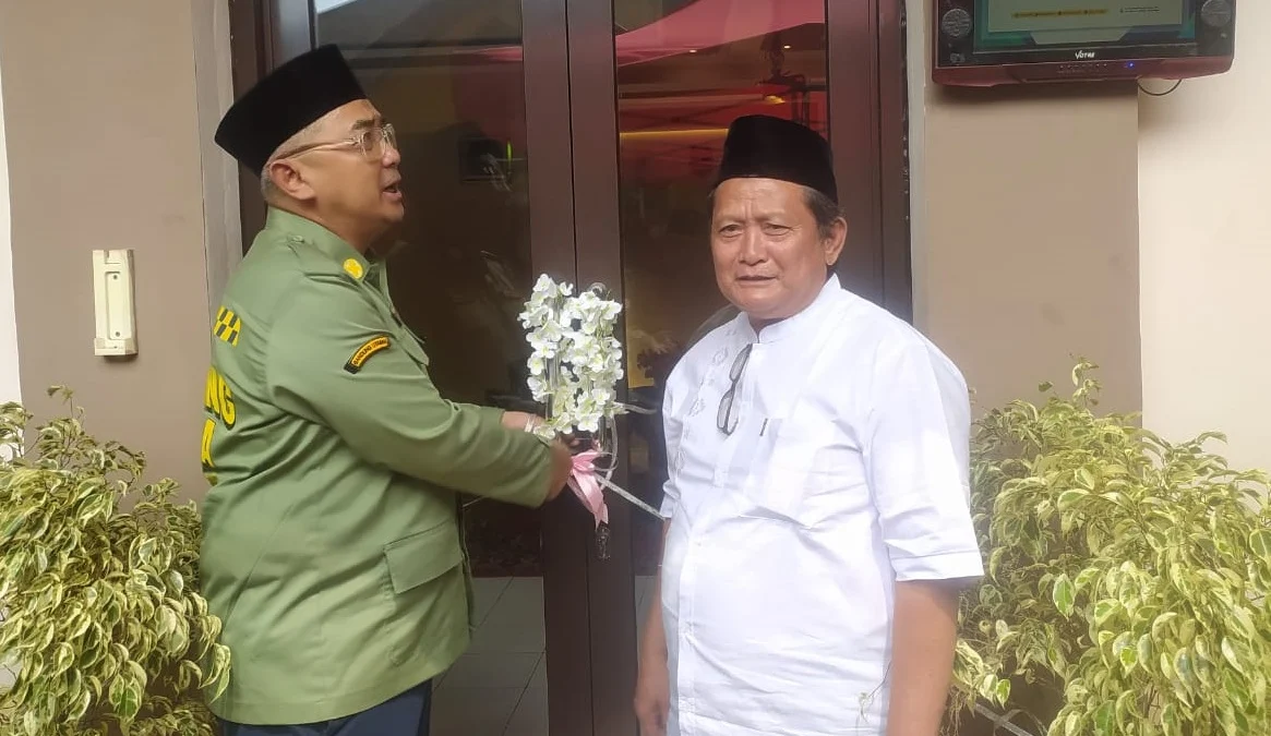 Pimpinan Pesantren Sirnamiskin Kota Bandung KH. Iik Abdul Cholik berikan dukungan untuk Muhammad Farhan dan mendoakan agar jadi Wali Kota.