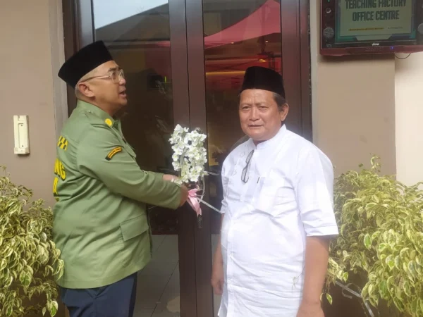 Pimpinan Pesantren Sirnamiskin Kota Bandung KH. Iik Abdul Cholik berikan dukungan untuk Muhammad Farhan dan mendoakan agar jadi Wali Kota.