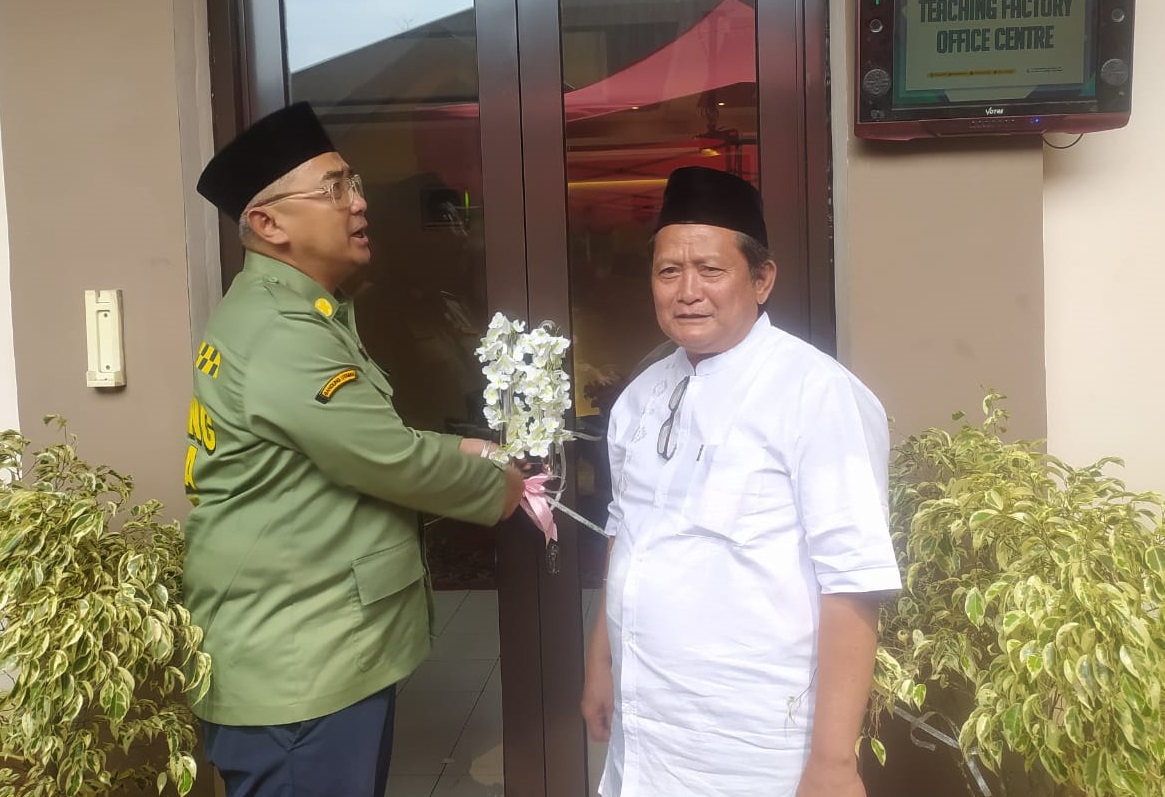 Pimpinan Pesantren Sirnamiskin Kota Bandung KH. Iik Abdul Cholik berikan dukungan untuk Muhammad Farhan dan mendoakan agar jadi Wali Kota.