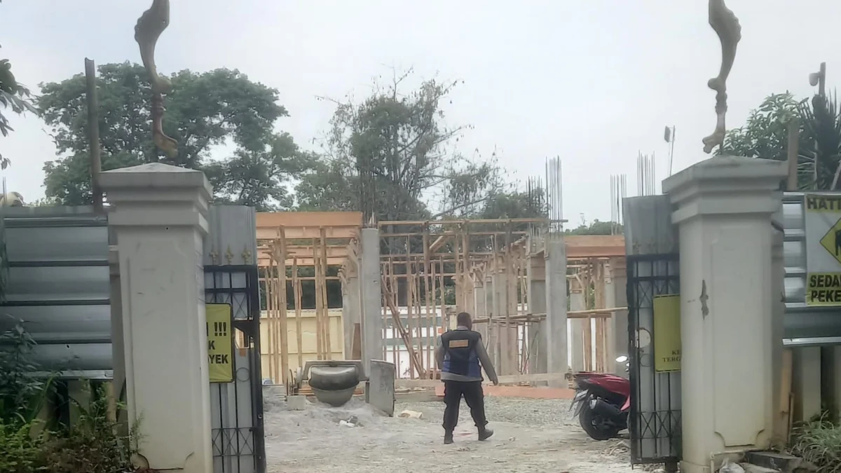 Proyek pembangunan kantor Kecamatan Batununggal Kota Bandung tengah dikerjakan. Namun, pelaksanaannya baru dikerjakan dekati akhir 2024.