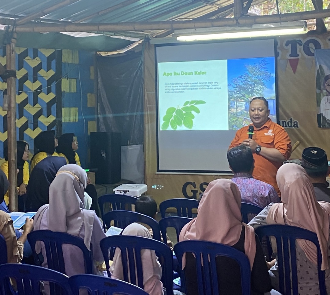 Penyampaian Materi Pemanfaatan Daun Kelor Oleh Dosen Ivan Andriansyah, M.Pd (Foto: Dosen & Mahasiswa UBK)