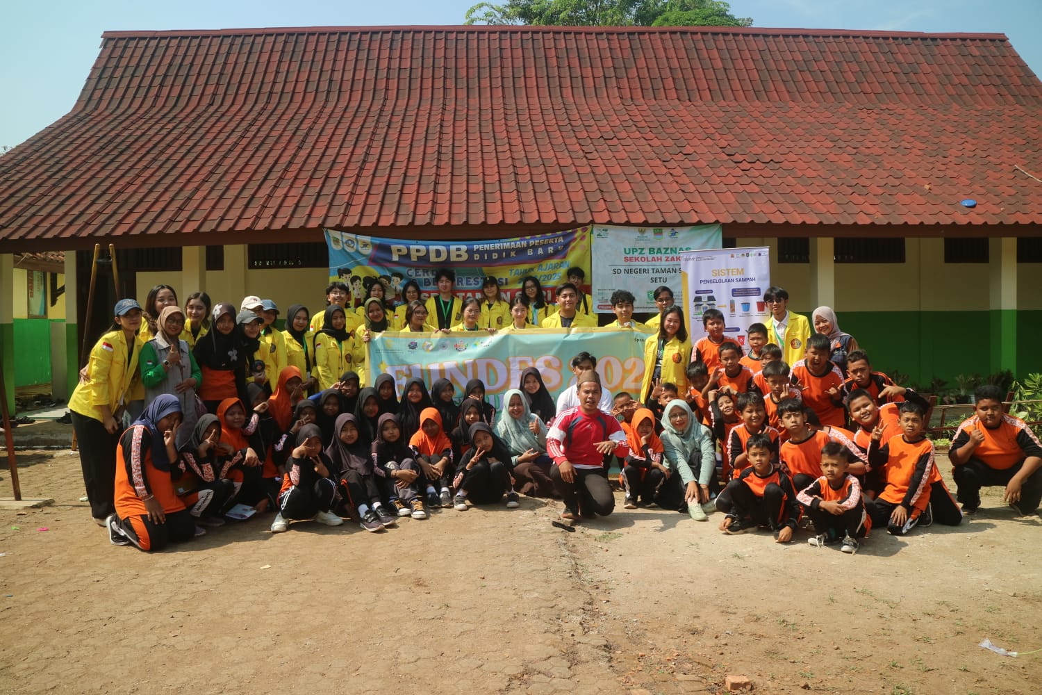 Sebagai bentuk pengabdian masyarakat bertempat di Desa Tamansari, Kabupaten Bekasi, Jawa Barat, puluhan mahasiswa FIA UI gaungkan sanitasi