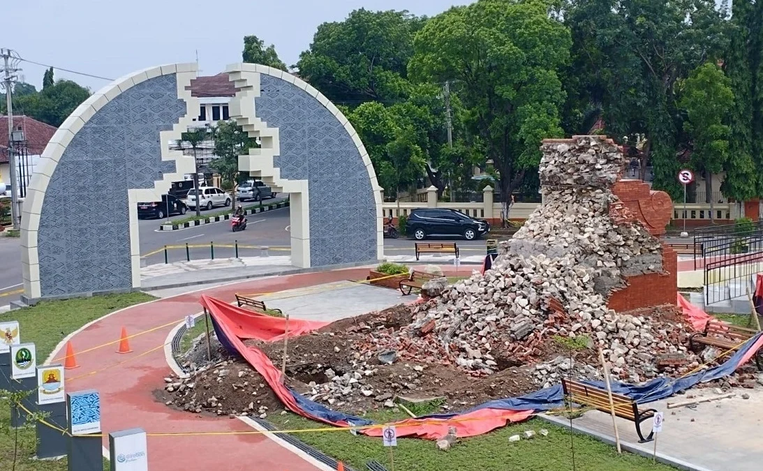 Sidang kasus korupsi proyek Alun-alun Pataraksa Kecamatan Sumber Kabupaten Cirebon saat ini masih dalam tahap menghadirkan para saksi-saksi.