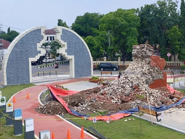 Sidang kasus korupsi proyek Alun-alun Pataraksa Kecamatan Sumber Kabupaten Cirebon saat ini masih dalam tahap menghadirkan para saksi-saksi.