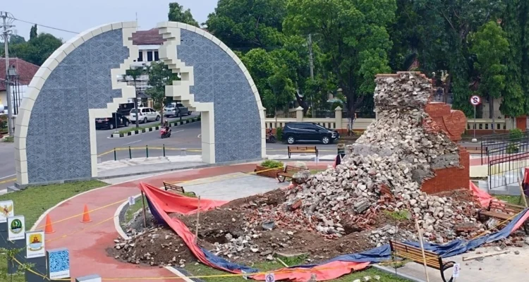 Sidang kasus korupsi proyek Alun-alun Pataraksa Kecamatan Sumber Kabupaten Cirebon saat ini masih dalam tahap menghadirkan para saksi-saksi.