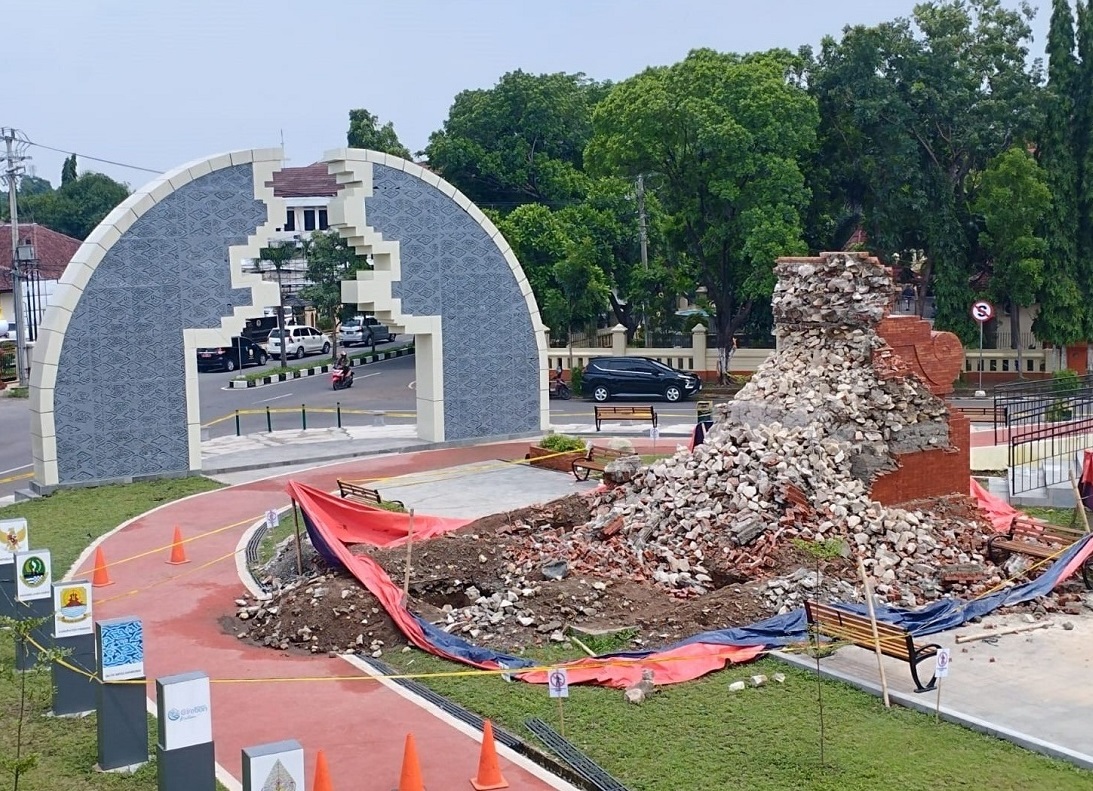 Sidang kasus korupsi proyek Alun-alun Pataraksa Kecamatan Sumber Kabupaten Cirebon saat ini masih dalam tahap menghadirkan para saksi-saksi.