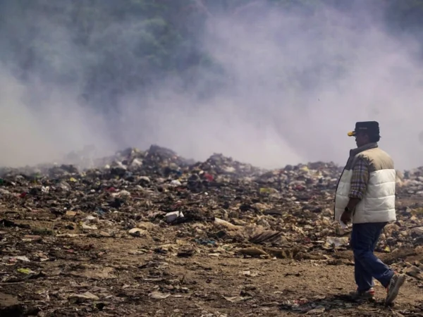 TPPAS Sarimukti kembali mengalami over kapasitas. Sebab dibeberapa wilayah di Bandung Raya, sampah mengalami keterlambatan pengangkutan.