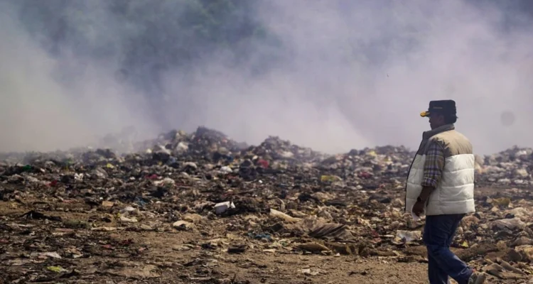 TPPAS Sarimukti kembali mengalami over kapasitas. Sebab dibeberapa wilayah di Bandung Raya, sampah mengalami keterlambatan pengangkutan.