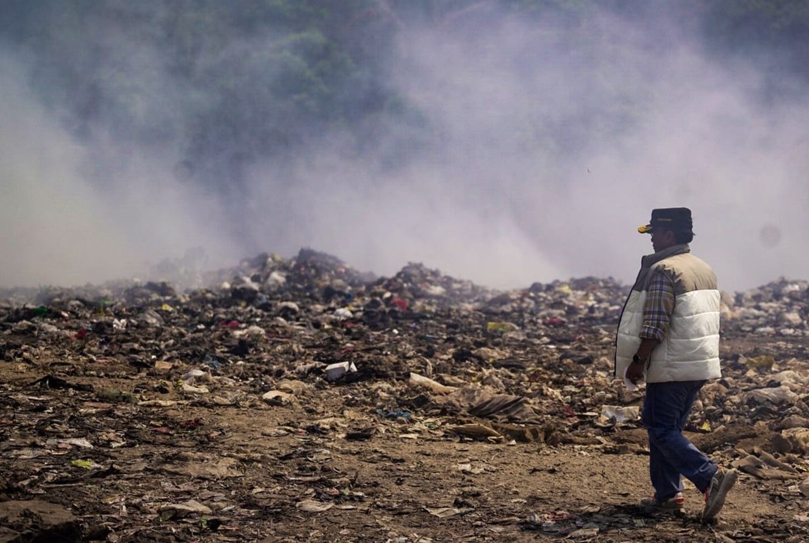 TPPAS Sarimukti kembali mengalami over kapasitas. Sebab dibeberapa wilayah di Bandung Raya, sampah mengalami keterlambatan pengangkutan.