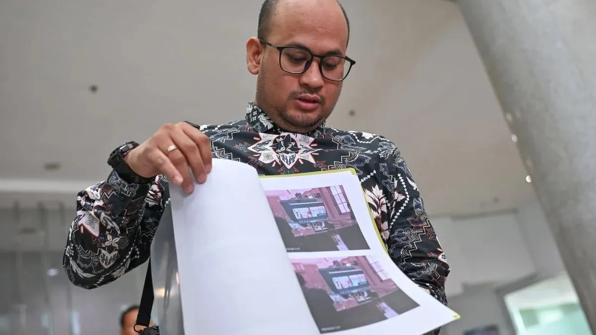 Kuasa Hukum almarhumah Dini Sera Afriyanti, Dimas Yemahura Al Farauq menunjukkan bukti foto-foto berlangsungnya sidang dugaan pembunuhan kliennya usai menjalani pemeriksaan di Gedung Komisi Yudisial (KY), Jakarta, Kamis (8/8/2024). . ANTARA FOTO/Aditya Pradana Putra/nym. (ANTARA FOTO/ADITYA PRADANA PUTRA)