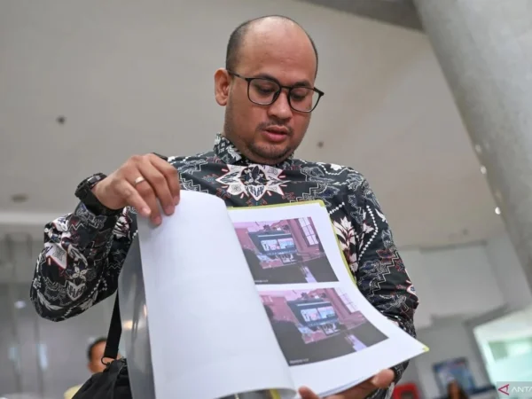 Kuasa Hukum almarhumah Dini Sera Afriyanti, Dimas Yemahura Al Farauq menunjukkan bukti foto-foto berlangsungnya sidang dugaan pembunuhan kliennya usai menjalani pemeriksaan di Gedung Komisi Yudisial (KY), Jakarta, Kamis (8/8/2024). . ANTARA FOTO/Aditya Pradana Putra/nym. (ANTARA FOTO/ADITYA PRADANA PUTRA)