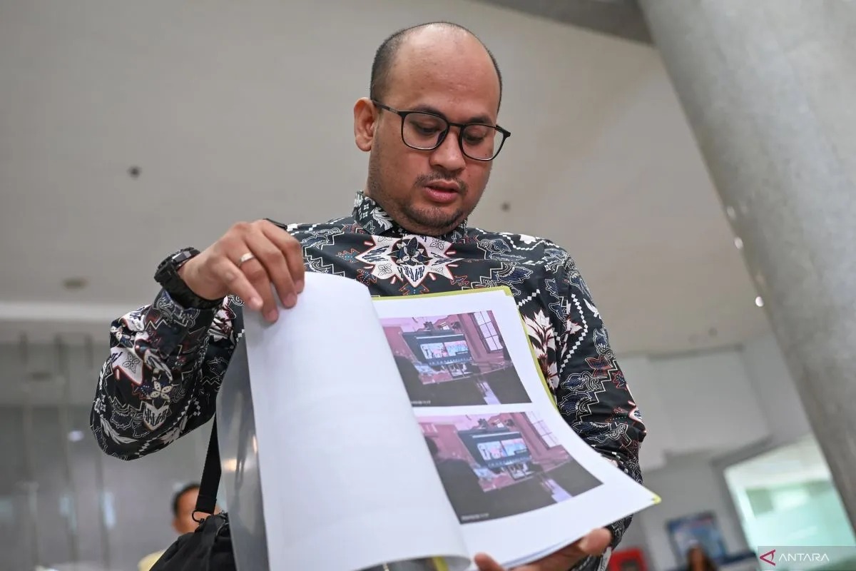 Kuasa Hukum almarhumah Dini Sera Afriyanti, Dimas Yemahura Al Farauq menunjukkan bukti foto-foto berlangsungnya sidang dugaan pembunuhan kliennya usai menjalani pemeriksaan di Gedung Komisi Yudisial (KY), Jakarta, Kamis (8/8/2024). . ANTARA FOTO/Aditya Pradana Putra/nym. (ANTARA FOTO/ADITYA PRADANA PUTRA)