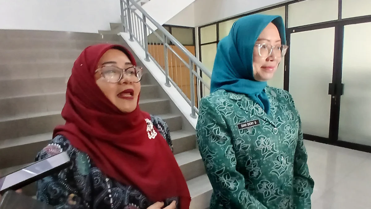 Kepala Dinas P3AP2KB Kota Cimahi, Fitriani Manan (Kiri) Ungkap Alasan Program Pendampingan dan Pembimbingan Pra Nikah di Cimahi. (Mong/Jabar Ekspres)