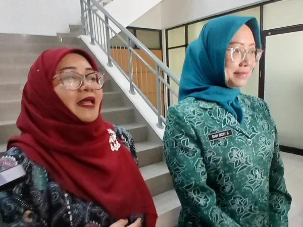 Kepala Dinas P3AP2KB Kota Cimahi, Fitriani Manan (Kiri) Ungkap Alasan Program Pendampingan dan Pembimbingan Pra Nikah di Cimahi. (Mong/Jabar Ekspres)