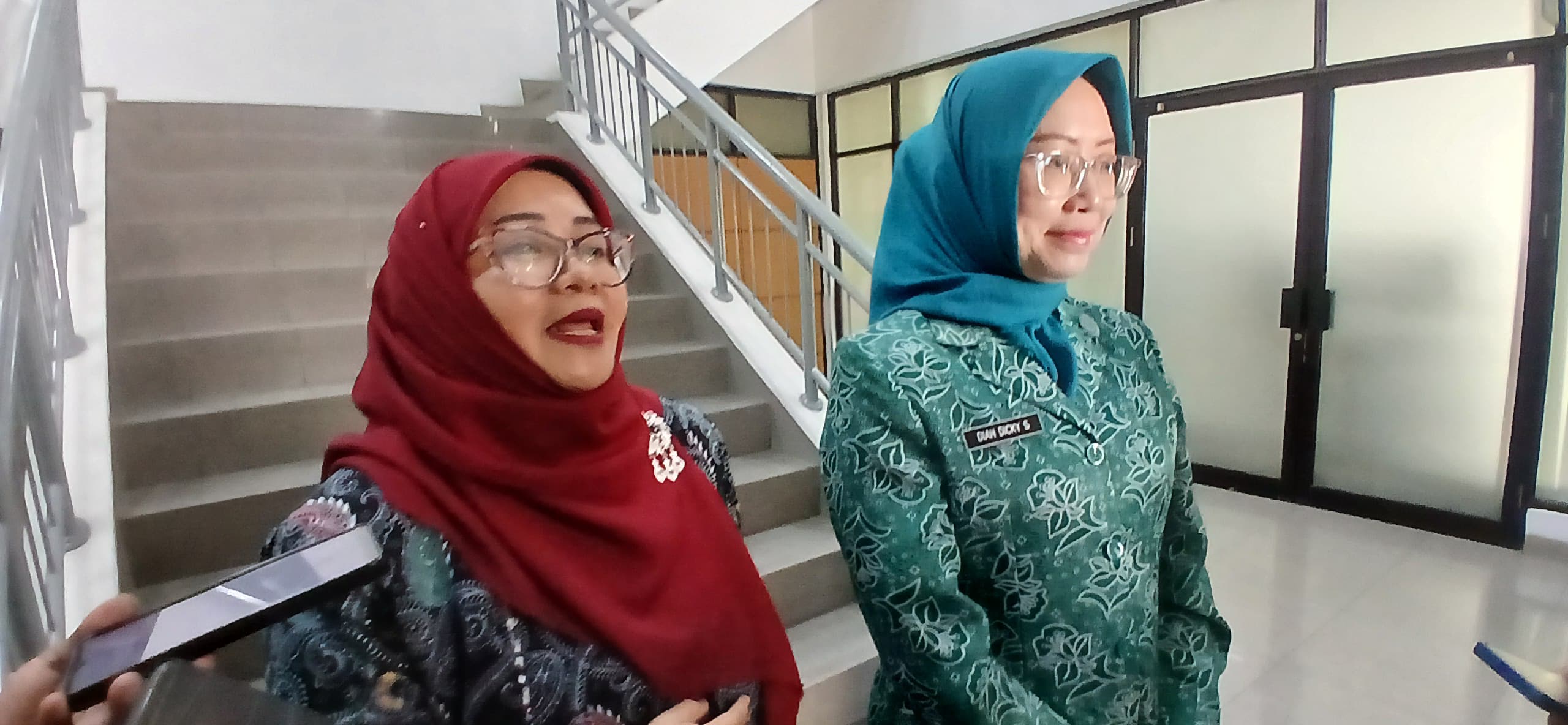 Kepala Dinas P3AP2KB Kota Cimahi, Fitriani Manan (Kiri) Ungkap Alasan Program Pendampingan dan Pembimbingan Pra Nikah di Cimahi. (Mong/Jabar Ekspres)