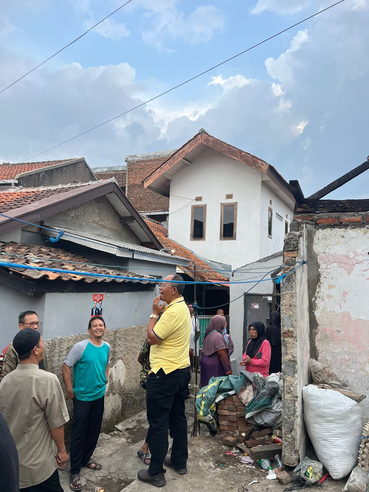 Dikdik S Nugrahawan saat blusukan ke Kelurahan Cibabat, Kecamatan Cimahi Utara, Kota Cimahi, Selasa (1/10). (Mong/Jabar Ekspres)