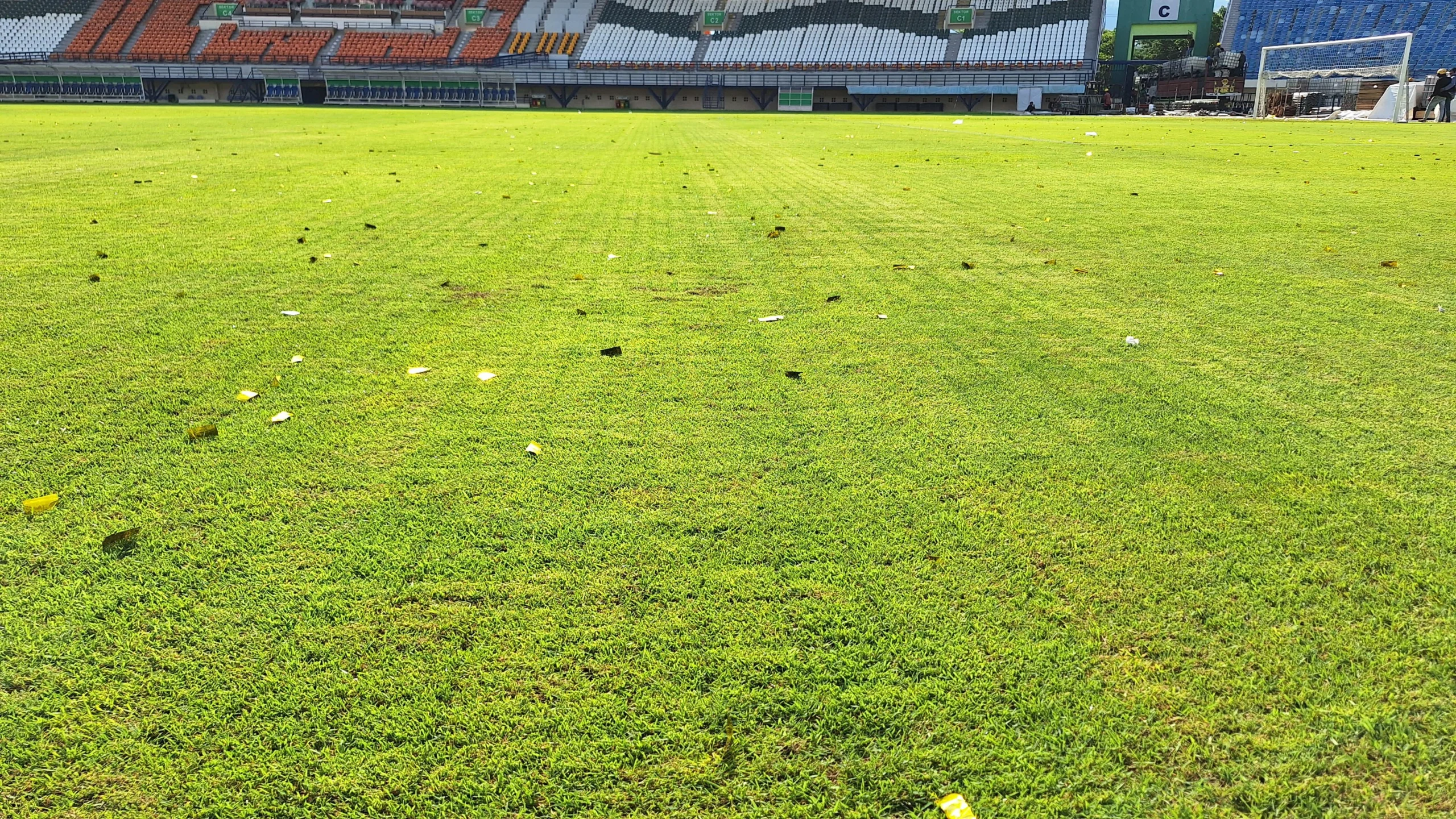 Kondisi rumput Stadion Si Jalak Harupat paska digunakan konser Sheila On 7. Foto Istimewa